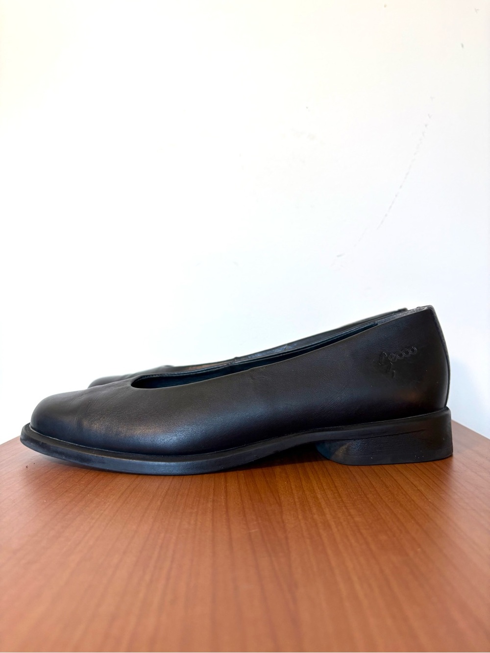 Ecco Classic Black Leather Women's Ballet Flat Loafer Shoe size 38 or 7-7.5 - Picture 1 of 10